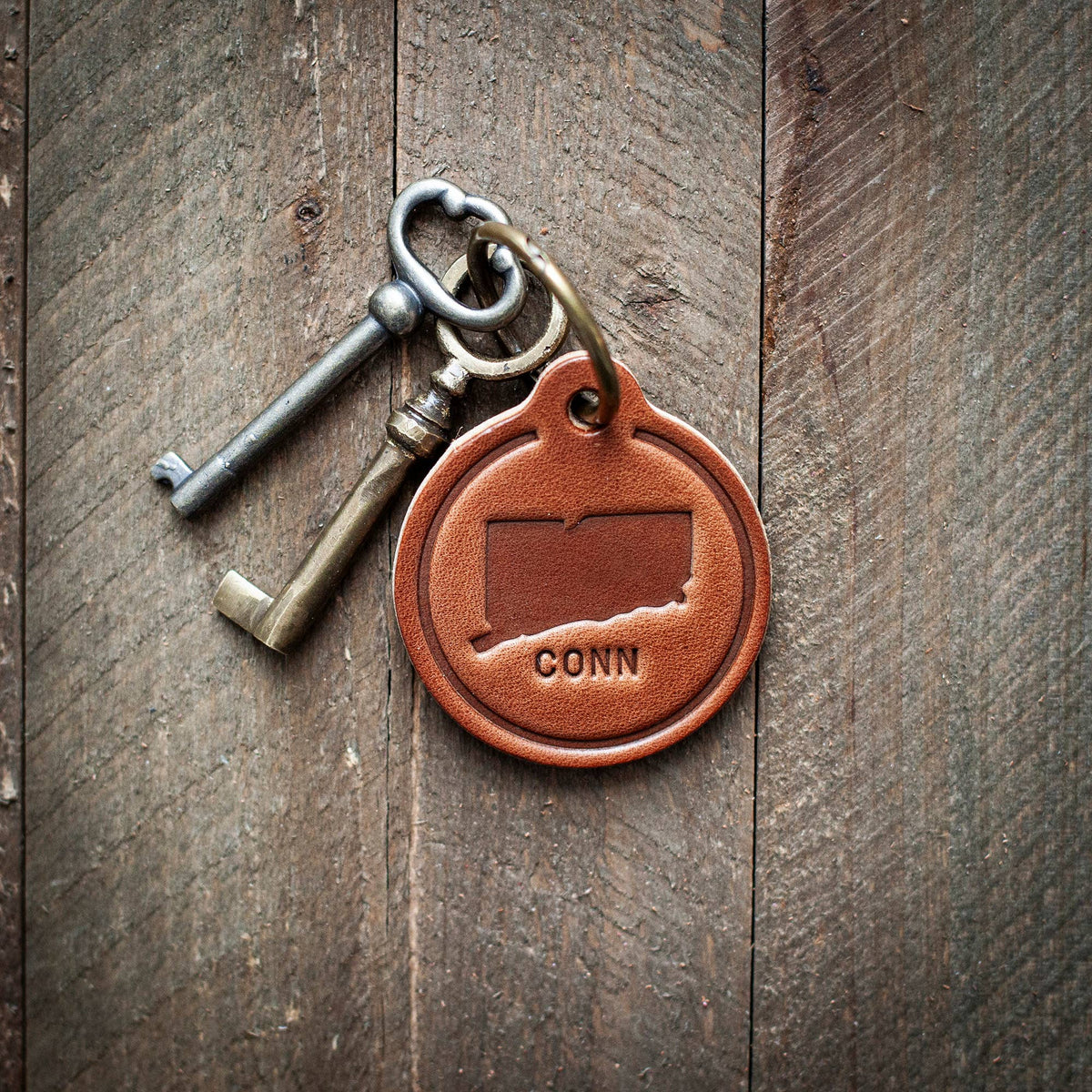 Connecticut State Silhouette Leather Keychain Circle