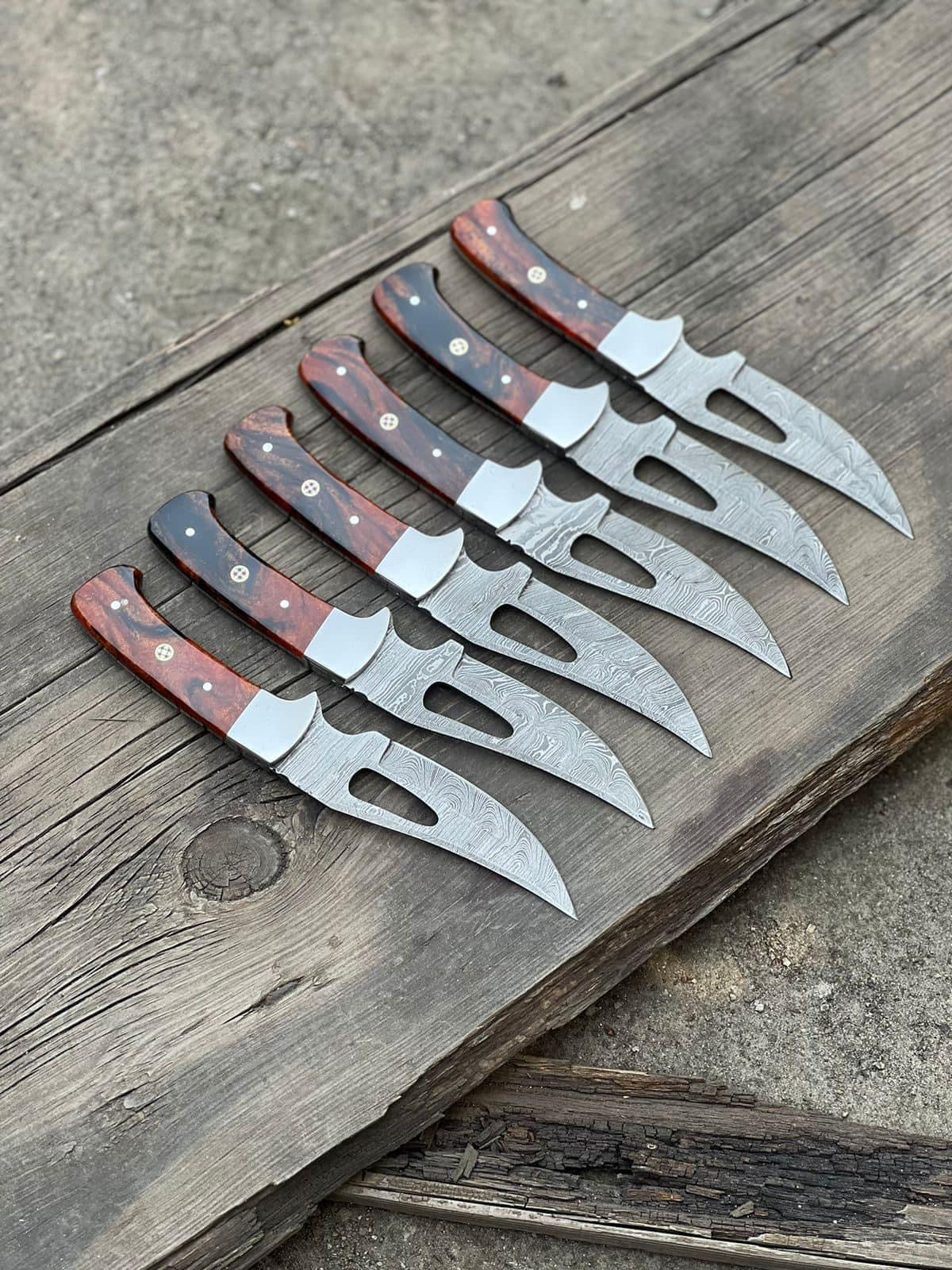 Custom Handmade Damascus Steel Hunting Blade – 4-Inch Resin Handle