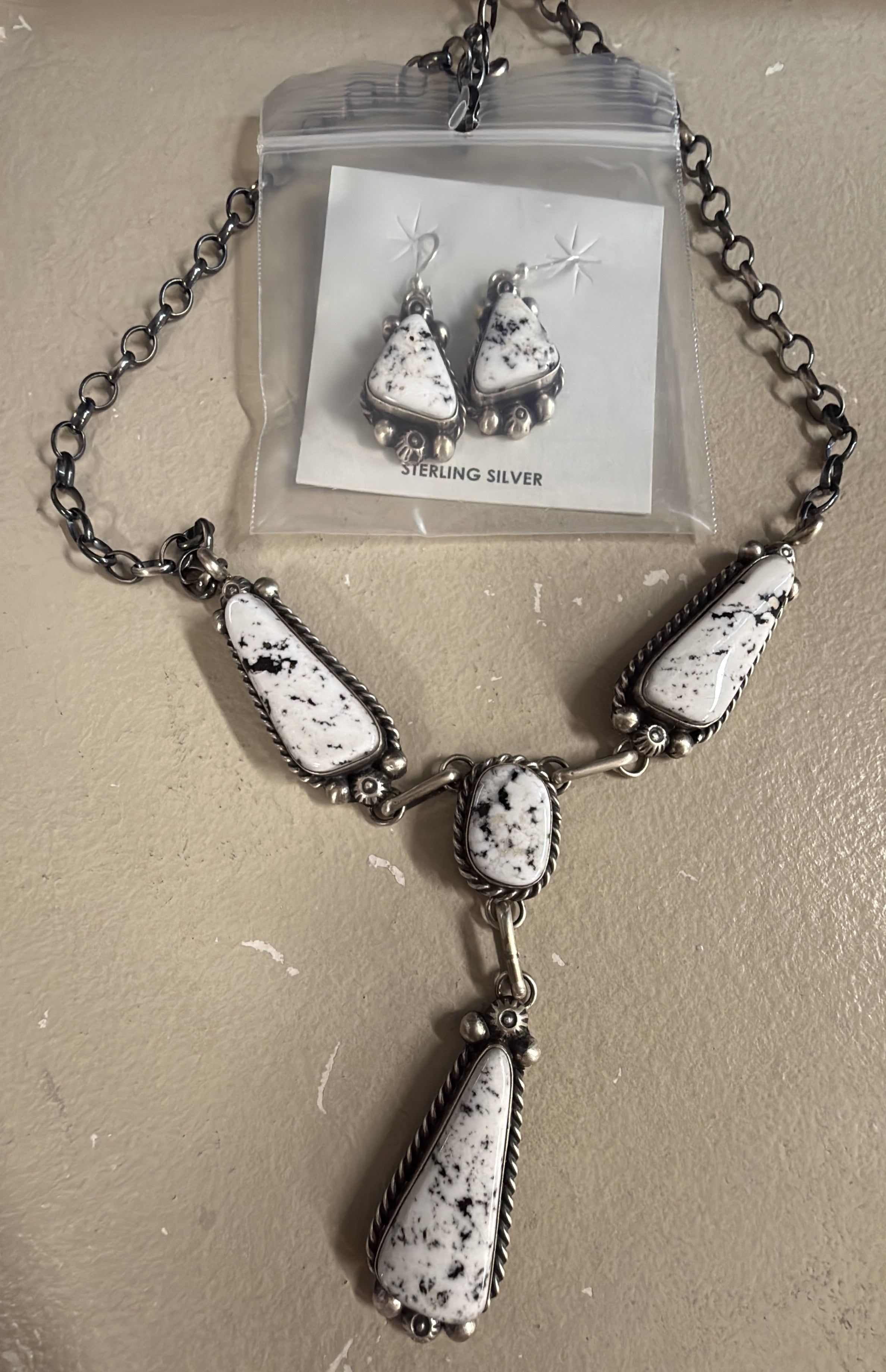 Augustine Largo Navajo Handmade SS White Buff. Neck. Set