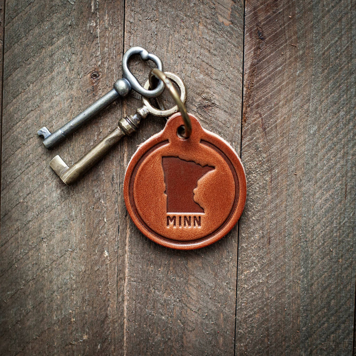 Minnesota State Silhouette Leather Keychain Circle