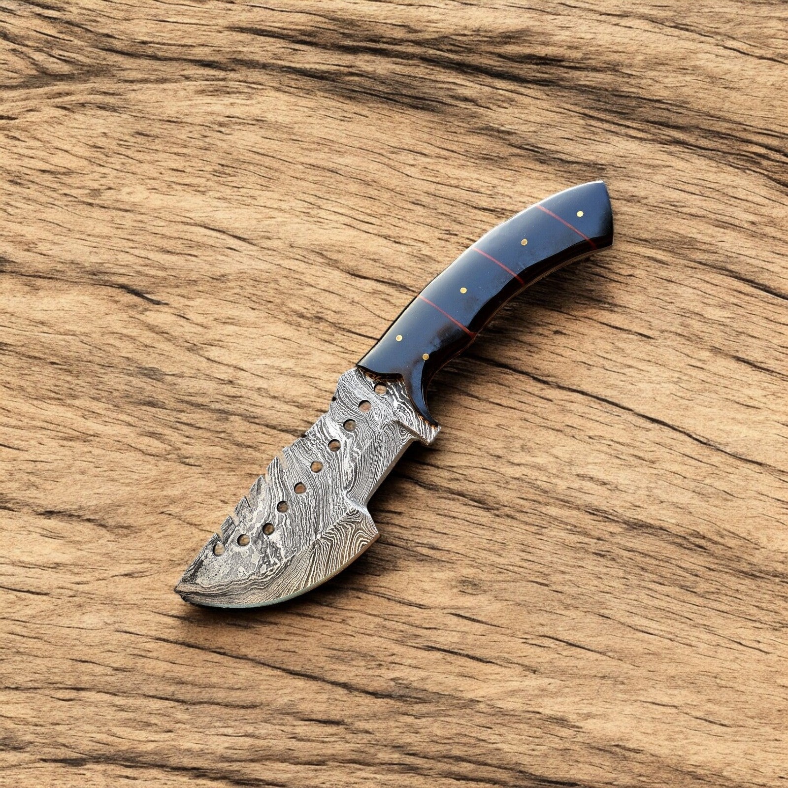 Custom Handmade Damascus Hunting Knife – Epoxy Resin Handle
